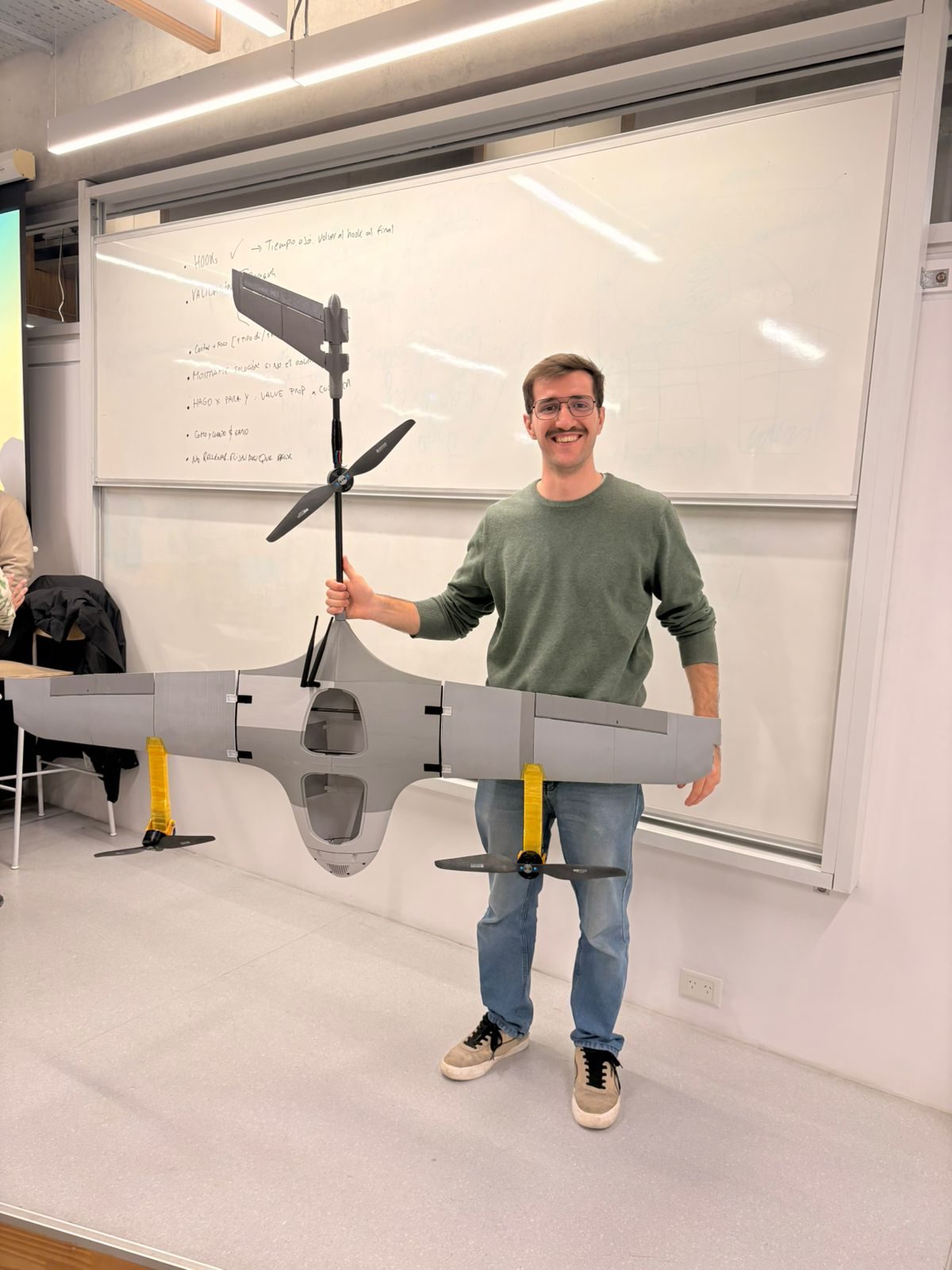 El Peregrino00 sostenido en alto en un aula, durante una presentación.