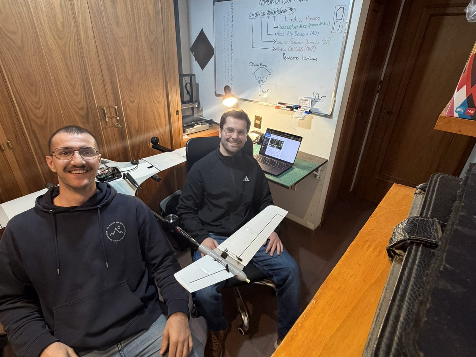 Rafael e Ignacio en la mesa de trabajo, con el drone entre los dos.