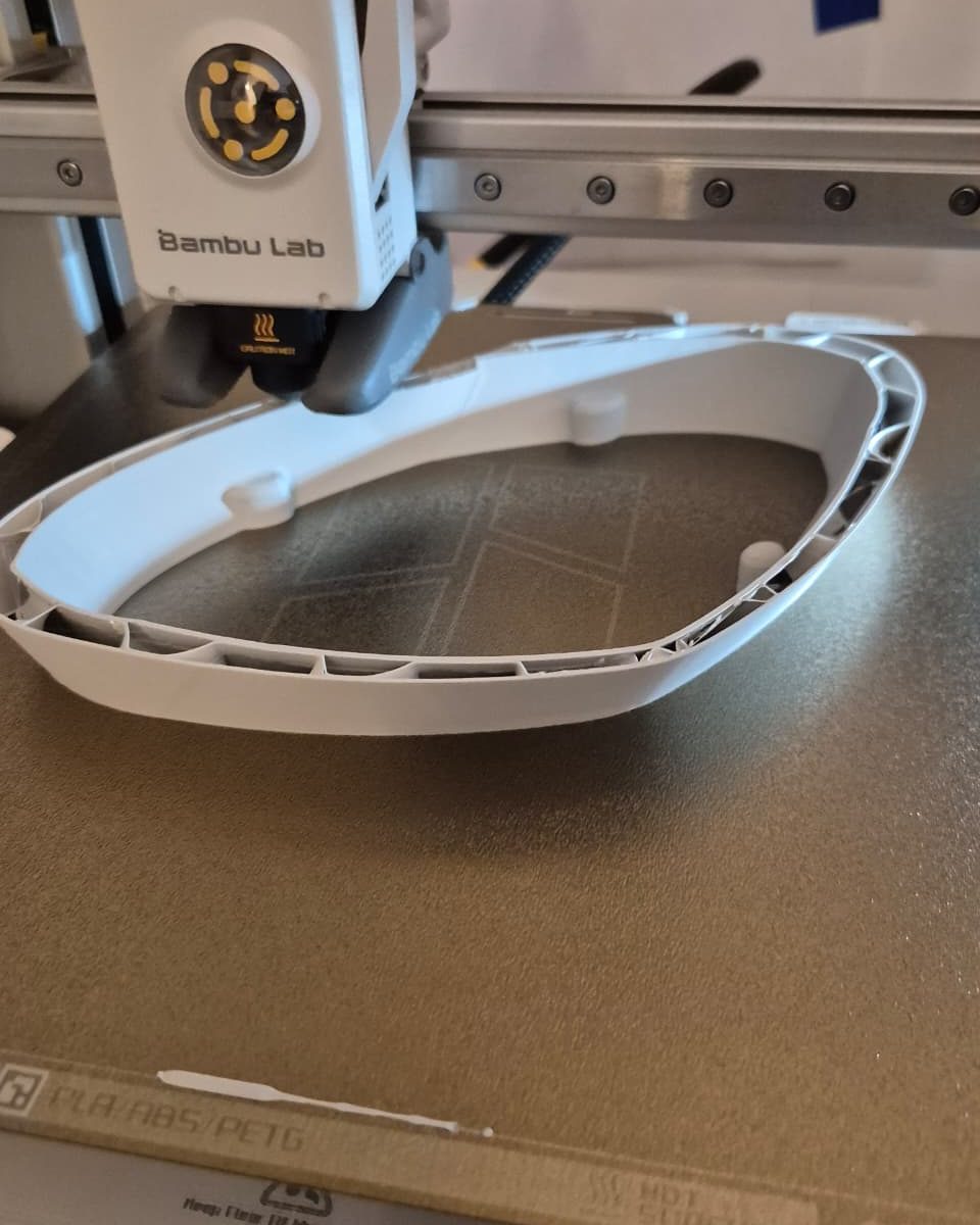 Impresora 3D fabricando un marco del fuselaje.