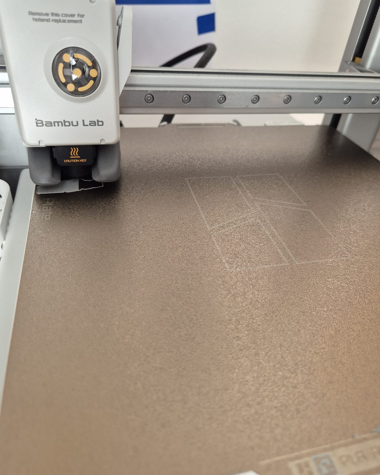Una pieza del fuselaje saliendo de la impresora 3D.