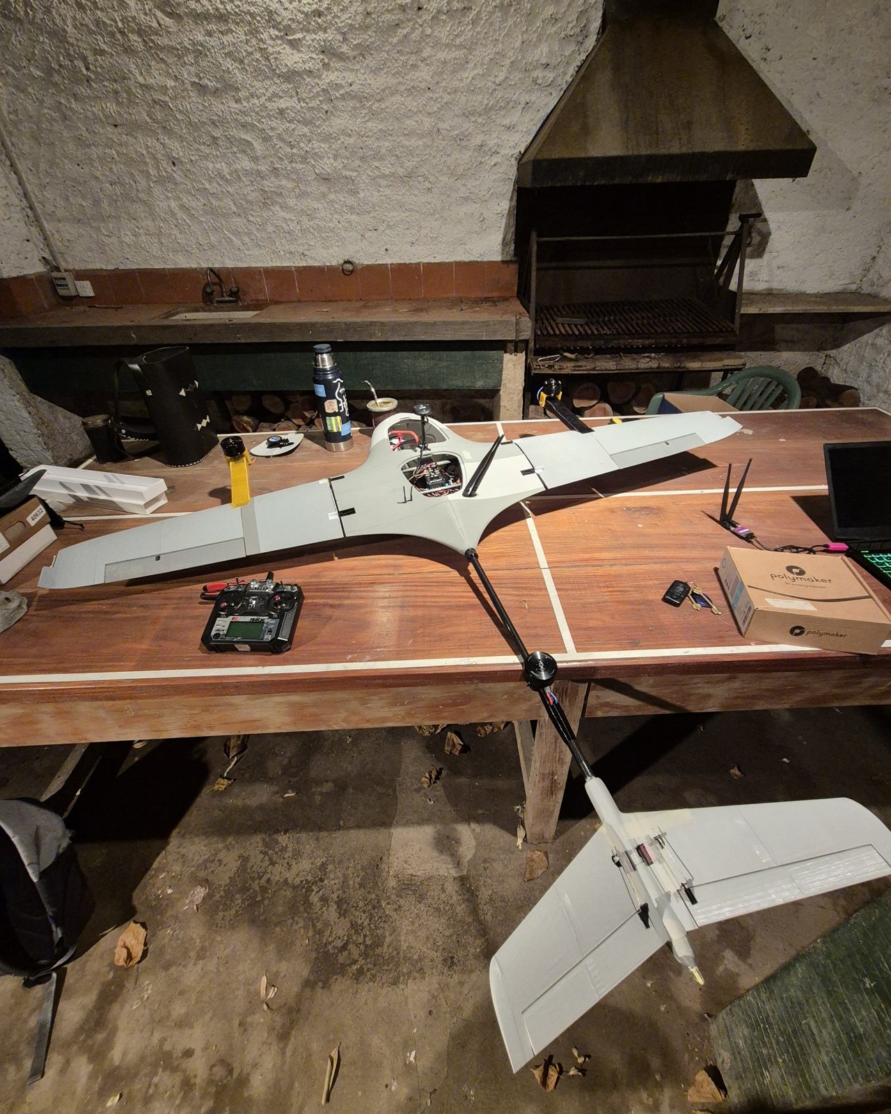 El drone armado sobre el banco de trabajo del taller.